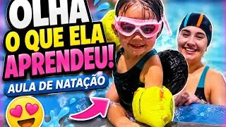 “Alícia Aprendendo a Nadar! 🏊✨ Momentos Fofos da Aula de Natação!”