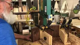 Bandsaw fixture for cutting curves #woodworking #bandsaw