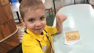 Город профессий в Казани KIDSPACE. Учат детей зарабатывать деньги и потом тратить их.