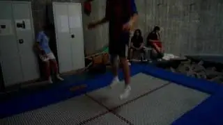 Salto in Schnitzelgrube Turnunterricht