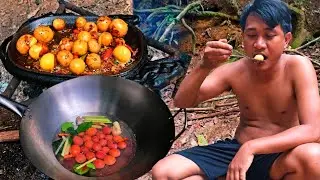 Cooking Duck Ovary Eggs In Iron Pot Tender Recipe