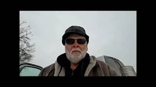 Денни падает в глубокую яму.