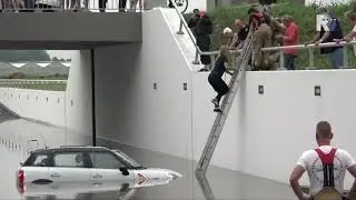 Noodweer: automobiliste vast in ondergelopen tunnel en loods ingestort . Video Duivestein