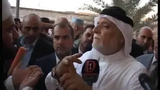 الدكتور الهميم يزور النازحين في جامع النداء ويوزع حصص غذائية ويتكفل بعلاج المرضى