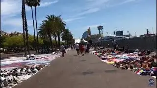 As&iacute; ocupa el top manta el paseo de la Barceloneta