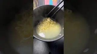 Drain the palm oil from the instant noodles 🍜