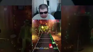 Слепой стример пытается играть на гитаре