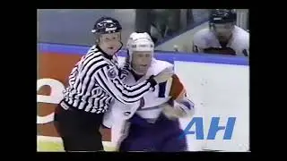 NHL Nov. 28, 1992 Steve Thomas,NYI v Len Barrie,PHI New York Islanders Philadelphia Flyers