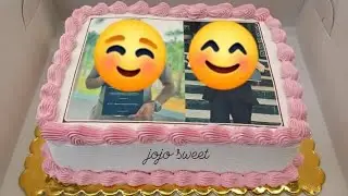 تورته في الصنيه الوسط في الطقم المستطيل بالصوره بتزين رقيق جدا وبسيط وسعر البيع 😯
