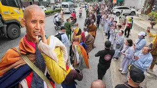 Sư thầy Thích Minh Tuệ được bà con phật tử Huế xếp hàng chào đón tuyệt đẹp