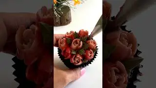 Tulip cupcake using Russian piping tips. #cupcakedecorating #buttercreamflowers #tulips