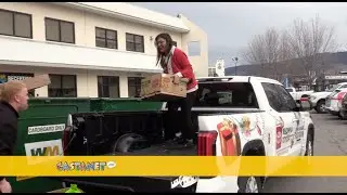 Местные жители оказывают поддержку продовольственному банку.