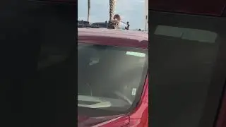 Сумасшедший бездомный размахивает руками в Дайтоне. Сделано в мире.