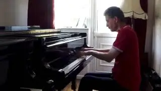 Ravel, Sonatine played by Julian Hellaby (paulprocopolis)