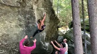 Simone bouldert Blown Away 7B in Magic Wood