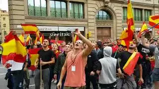 Feixistes criden a una indepentista que surt al balc&oacute;: 