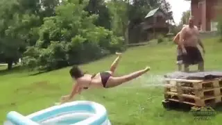 Fails de ca&iacute;das y resbalones m&aacute;s graciosos en toboganes de parques acu&aacute;ticos y caseros