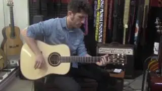 Massimiliano Frignani testa un prototipo di chitarra folk di liuteria