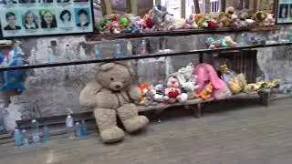 Biesłan, szkoła nr. 1 po zamachu. Memoriał w hali sportowej / Беслан. Школа №1. Мемориал в спортзале