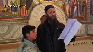 Ένα παιδί ψάλλει το Αξιον Εστί