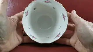 Сахарница из фарфора с розовыми бутонами роз от Royal Chelsea.
