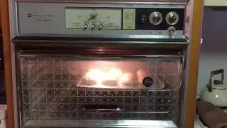 Frigidaire Custom Imperial Flair Classic Vintage Antique Conventional Wall Oven Cooking Dinner Rolls