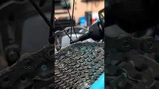 Wax : The Secret to a Faster Chain! 🚴✨#BikeMaintenance #CyclingTips #BikeChain #WaxChain #Shorts