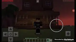 João Vitor entrando dentro da casa monstro no Minecraft
