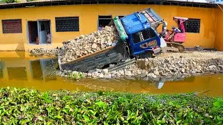 Fail Truck Unload back Drive and Bulldozer old komatsu with excavator help cover back successfully