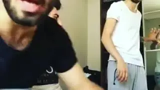 Video &ccedil;ekerken depreme yakalandılar işte o b&uuml;y&uuml;k deprem !