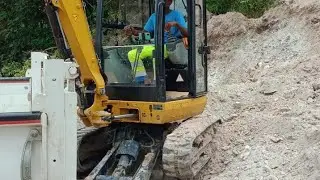 chargement de sable dans des camionnette avec une mini pelle