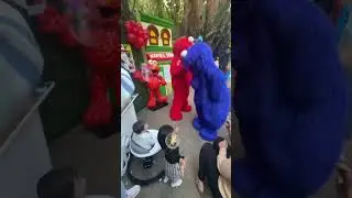 Party time with Elmo and Cookie Monster 💘 #sesamestreet #elmo #cookiemonster