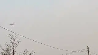 Вертолёт тушит лес.