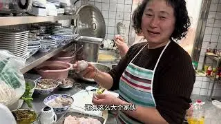 小霞从村里离家打工，两个小时才到市里，挣点回家过年