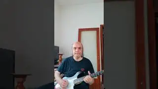 Vi guardo tuttiVedo l&rsquo;amore l&igrave; che riposa (1)Mentre la mia chitarra piange dolcemente