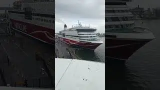 Silja Symphonyn ja Viking linen cerenadin l&auml;ht&ouml; etel&auml;satamasta #cruiseship #vikingline #siljaline