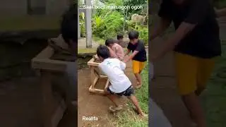 Anak anak sedang main ogoh ogoh tulak tunggul