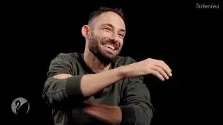 Bras crois&eacute;s (crossed arms) dans le body language