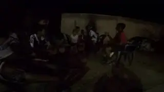 Ni&ntilde;os tocando tambor en Chuao