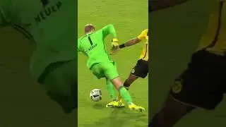 how to throw a football😍 Manuel Neuer #shorts #football #ManuelNeuer