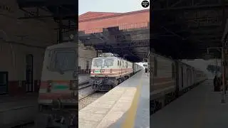 Mind blowing encounter! 😱🚆...Delhi Pathankot express 🇮🇳🚉❤️... #indianrailways #railwaystation