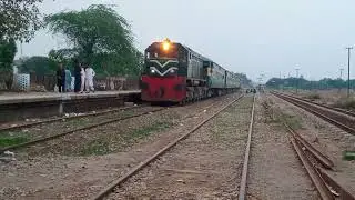 136 Down Chanab Express Arriving Bhalwal Railway Station #train #punjab #pakrailway #raileology