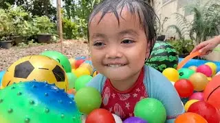 BIANCA BERENANG MANDI BOLA | BERMAIN PECAH BALON ISI AIR KECIL