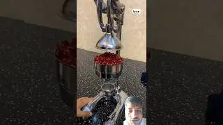 The squeezed pomegranate juice #shorts #satisfying #juice #pomogranate #trending #juicewrld