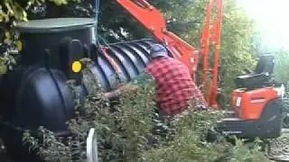 Kleinbagger macht eine Rolle nach rechts