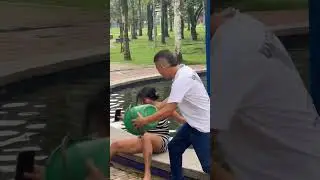 El baldecito misterioso #divertido #funny #prank #humor #comedia