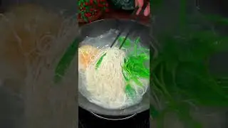 This is the scallion oil noodles that my family eats most in the morning. It&rsquo;s simple to make. Both