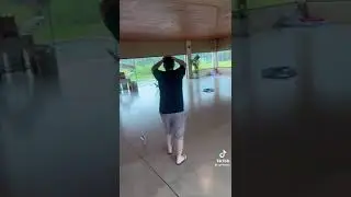 Accidente con puerta de vidrio sin se&ntilde;alizar