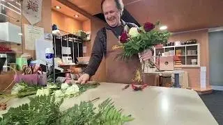 Bouquet Bianco e Rosso Raffinato: Marco Crea un&rsquo;Opera Floreale da Non Perdere!