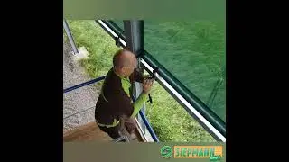 Montage der nach Ma&szlig; bestellten Windschutznetze an einem landwirtschaftlichen Unterstand